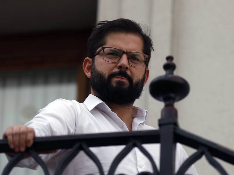 21 de Marzo de 2022/SANTIAGOEl Presidente de la Republica,Gabriel Boric, se asoma desde su oficina en el Palacio de la Moneda.
FOTO:CRISTOBAL ESCOBAR/AGENCIAUNO