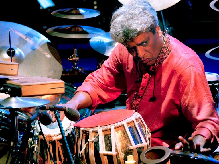 Disfruta de una variedad de colores y paisajes musicales especiales para esta noche en Mundovivo