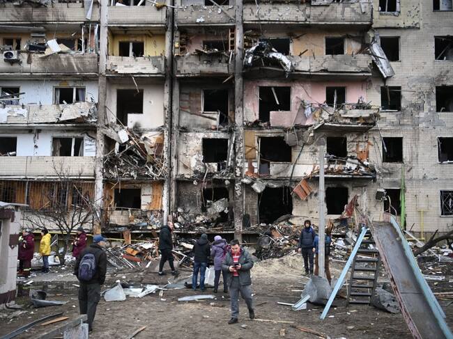 Daños en un edificio en Kiev tras incendio provocado tras caída de un aparato
