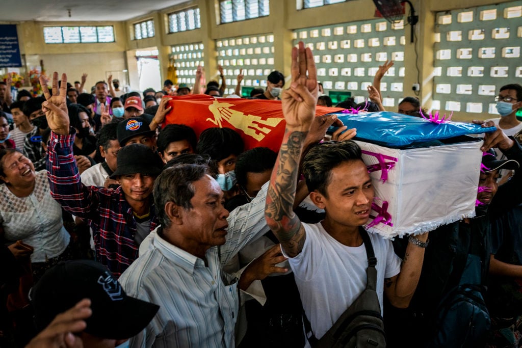 Funeral de una víctima de la represión militar en Rangún