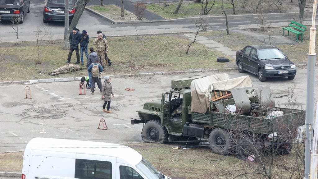 Militares ucranianos custodian el cuerpo de un soldado en Kiev