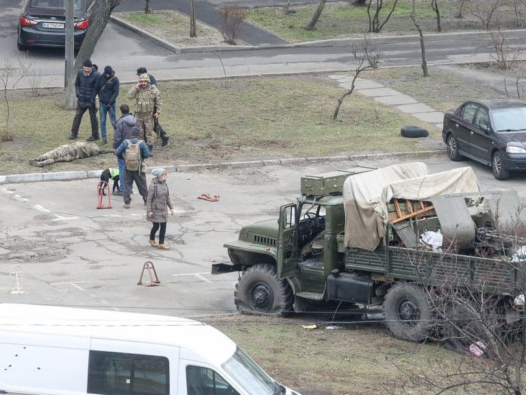 Militares ucranianos custodian el cuerpo de un soldado en Kiev
