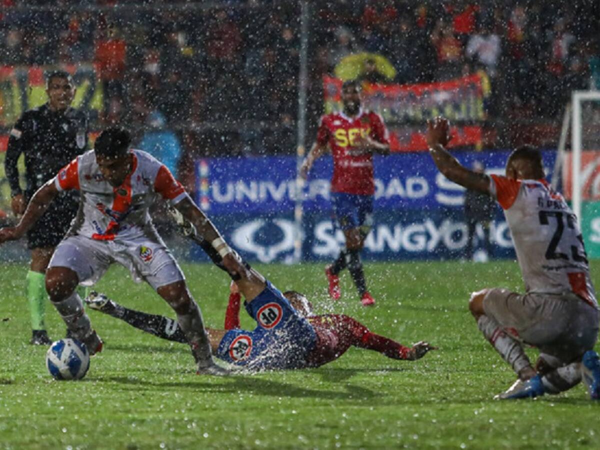 Unión Española y Cobresal igualaron en un infartante y lluvioso partido en Santa Laura