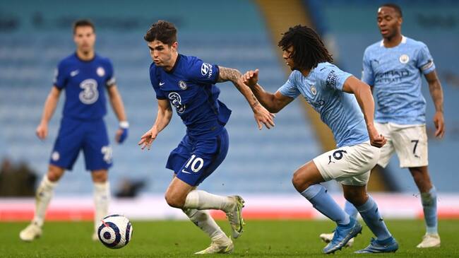 MANCHESTER, ENGLAND - MAY 08: Christian Pulisic of Chelsea is breaks away from Nathan Ake of Manchester City during the Premier League match between Manchester City and Chelsea at Etihad Stadium on May 08, 2021 in Manchester, England. Sporting stadiums around the UK remain under strict restrictions due to the Coronavirus Pandemic as Government social distancing laws prohibit fans inside venues resulting in games being played behind closed doors. (Photo by Shaun Botterill/Getty Images)