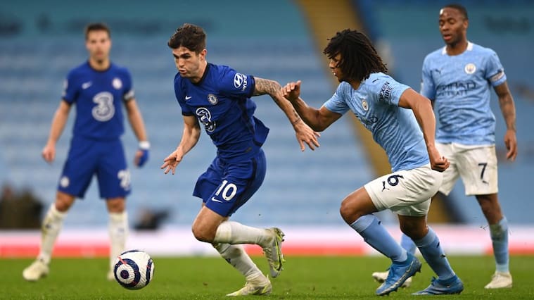 MANCHESTER, ENGLAND - MAY 08: Christian Pulisic of Chelsea is breaks away from Nathan Ake of Manchester City during the Premier League match between Manchester City and Chelsea at Etihad Stadium on May 08, 2021 in Manchester, England. Sporting stadiums around the UK remain under strict restrictions due to the Coronavirus Pandemic as Government social distancing laws prohibit fans inside venues resulting in games being played behind closed doors. (Photo by Shaun Botterill/Getty Images)