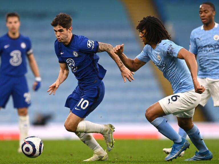 MANCHESTER, ENGLAND - MAY 08: Christian Pulisic of Chelsea is breaks away from Nathan Ake of Manchester City during the Premier League match between Manchester City and Chelsea at Etihad Stadium on May 08, 2021 in Manchester, England. Sporting stadiums around the UK remain under strict restrictions due to the Coronavirus Pandemic as Government social distancing laws prohibit fans inside venues resulting in games being played behind closed doors. (Photo by Shaun Botterill/Getty Images)
