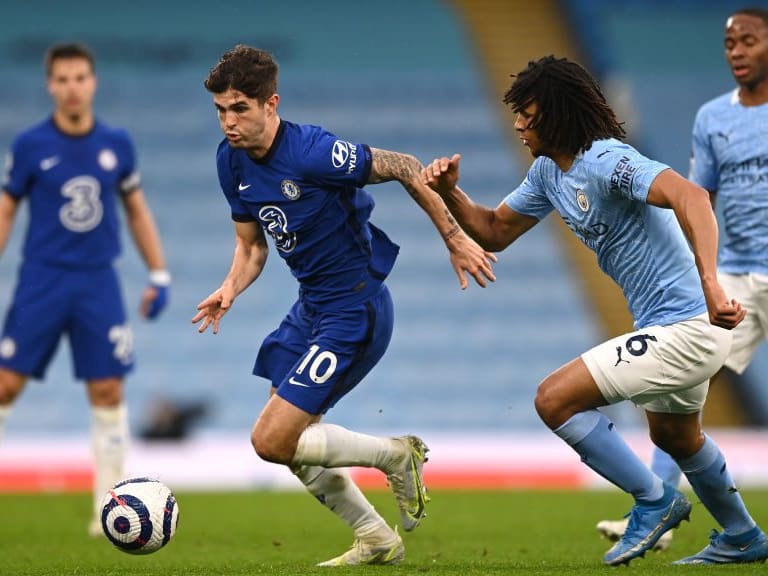 MANCHESTER, ENGLAND - MAY 08:  Christian Pulisic of Chelsea is breaks away from Nathan Ake of Manchester City during the Premier League match between Manchester City and Chelsea at Etihad Stadium on May 08, 2021 in Manchester, England. Sporting stadiums around the UK remain under strict restrictions due to the Coronavirus Pandemic as Government social distancing laws prohibit fans inside venues resulting in games being played behind closed doors.  (Photo by Shaun Botterill/Getty Images)