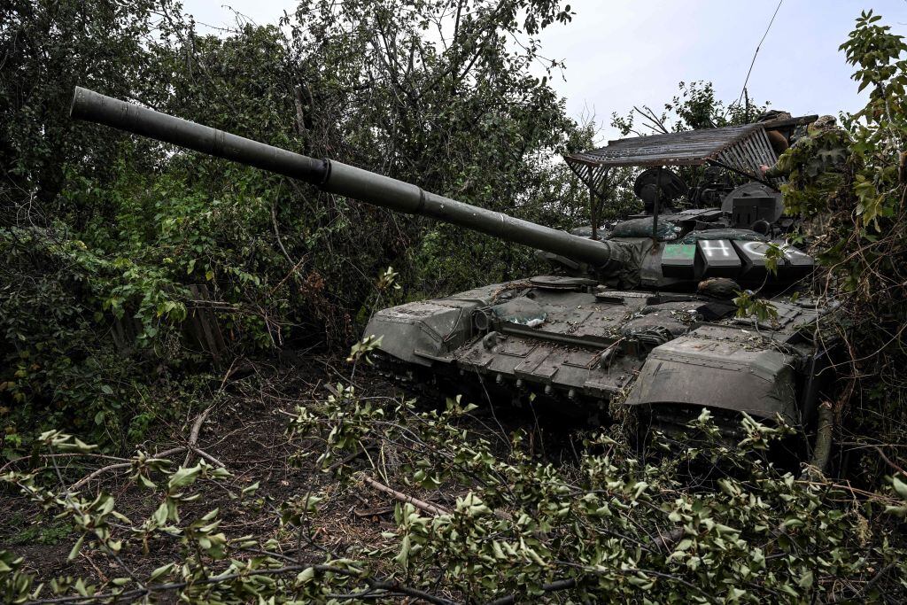 Tanque ruso abandonado en una localidad de la región de Járkov