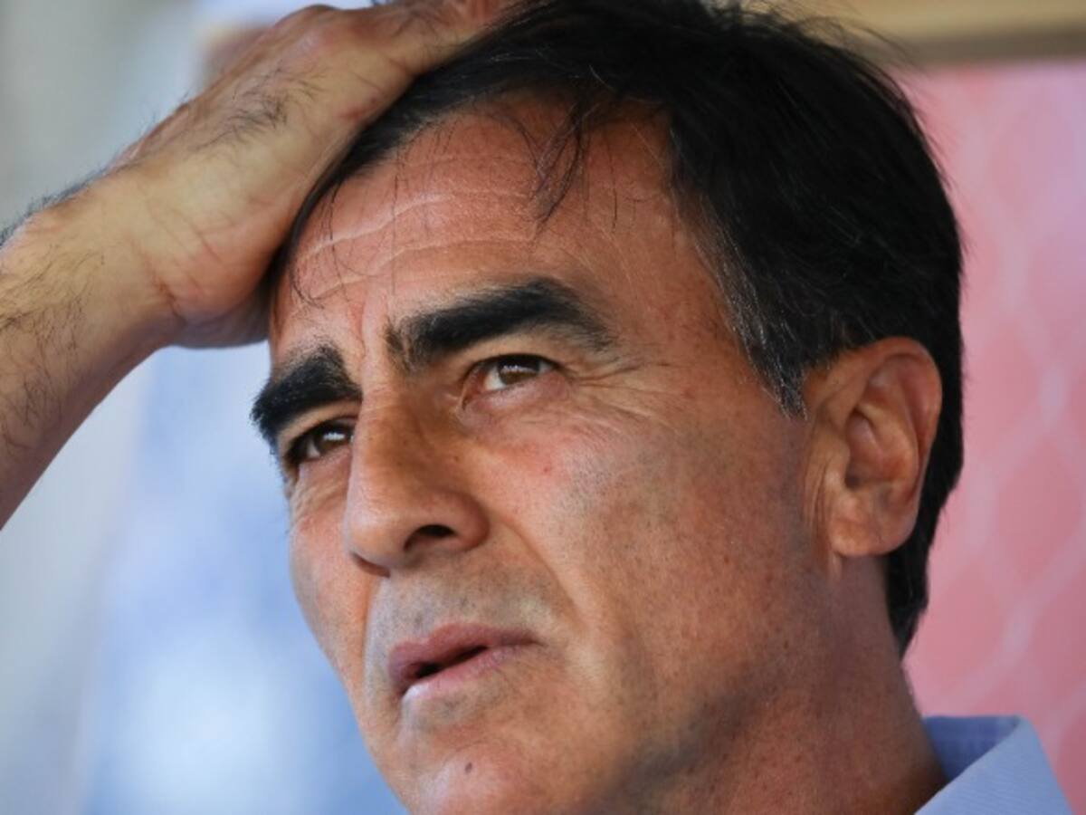 Gustavo Quinteros sufre con las bajas en Colo Colo: «Cinco refuerzos están lesionados; es increíble que suceda esto»
