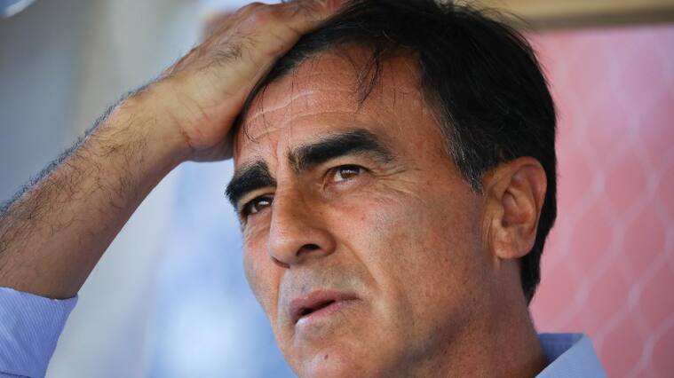 Gustavo Quinteros sufre con las bajas en Colo Colo: "Cinco refuerzos están lesionados; es increíble que suceda esto"