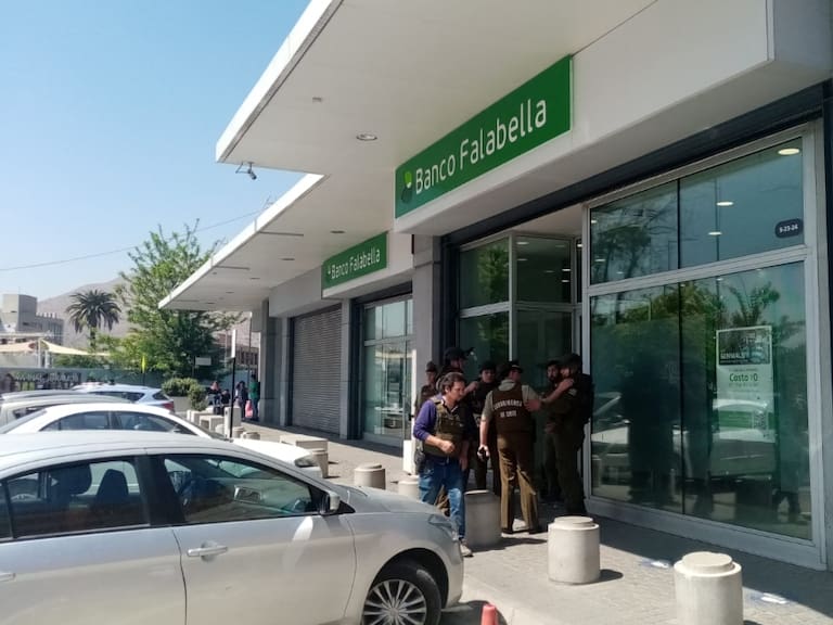 Reportan violento asalto en sucursal bancaria en Quilicura: cinco delincuentes fueron detenidos