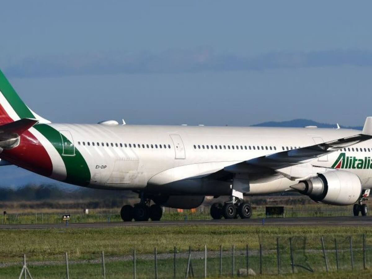 Italia planea renacionalizar aerolínea Alitalia ante crisis sanitaria del coronavirus