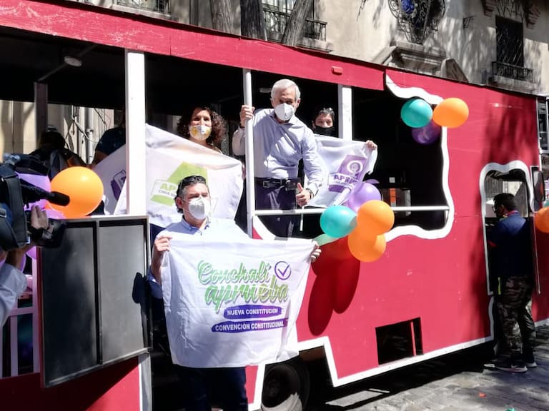«Tren del Apruebo» recorrió las calles de Santiago en la previa del aniversario del estallido social