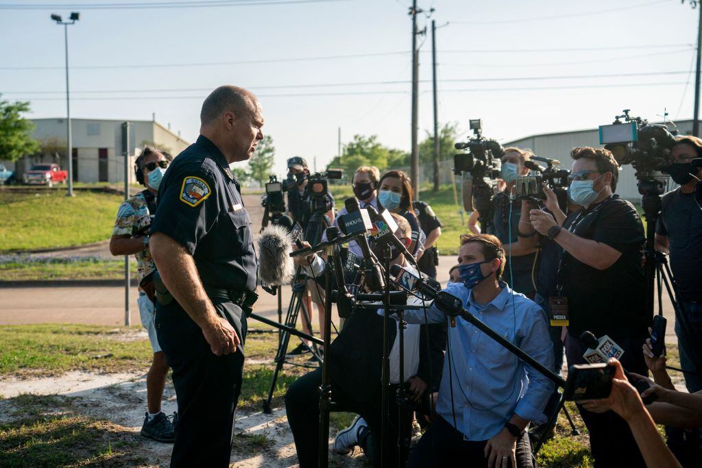 El jefe de policía de Bryan, Eric Buske, ante los medios