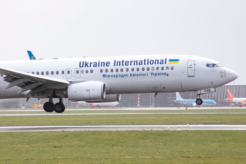 Un vuelo internacional ucraniano saliendo del aeropuerto de Kiev