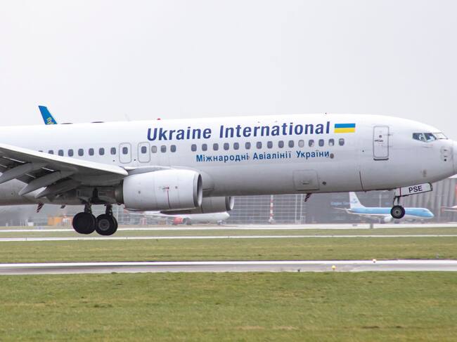 Un vuelo internacional ucraniano saliendo del aeropuerto de Kiev