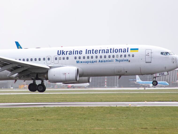Un vuelo internacional ucraniano saliendo del aeropuerto de Kiev