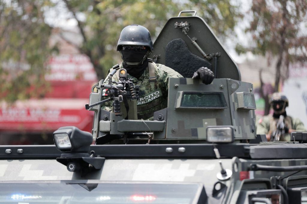 Soldados del ejército de México trasladan a un ex procurador a prisión