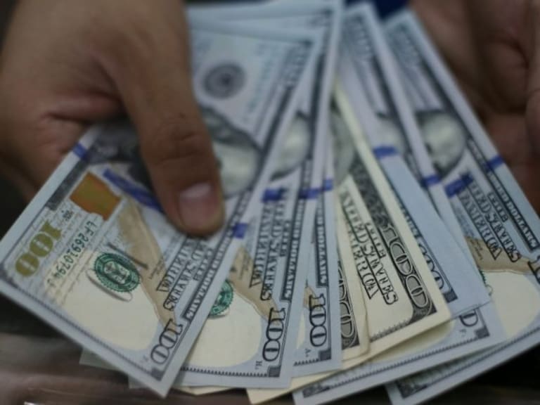 Economista explica cómo afecta el precio del dólar a los chilenos