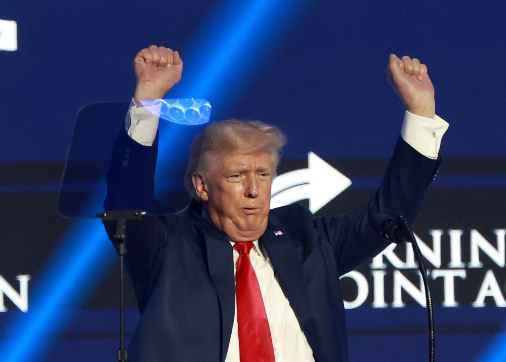 Donald Trump habla en un acto de campaña en Tampa