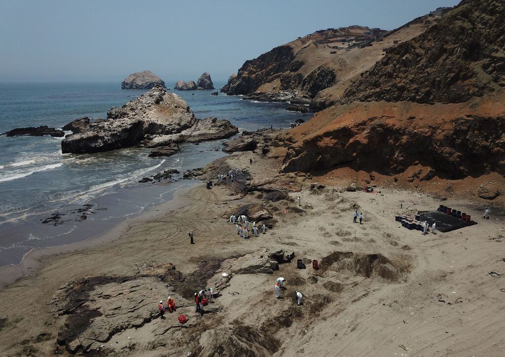 Personal limpia los efectos del tsunami en la provincia del Callao
