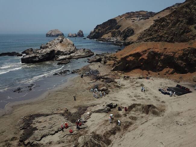Personal limpia los efectos del tsunami en la provincia del Callao