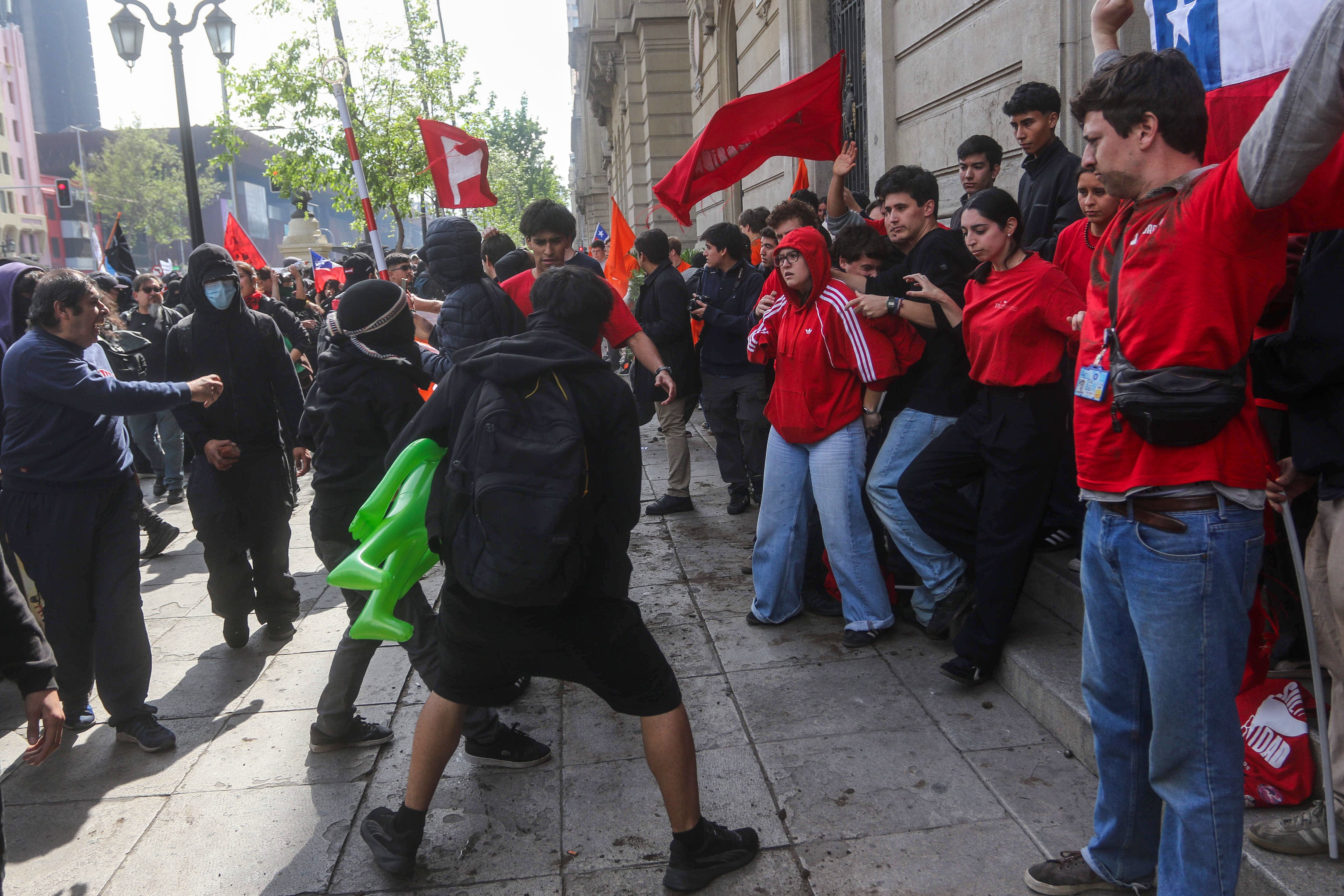 1 de octubre de 2026 / SANTIAGO La marcha fue convocada bajo la consigna Ni un peso menos para la educación y contó con la participación de estudiantes y organizaciones como la Central Unitaria de Trabajadores (CUT) y el Colegio de Profesores. Durante la jornada también se registraron enfrentamientos entre manifestantes y personal de Carabineros en distintos puntos del recorrido. 
FOTO: AGENCIAUNO