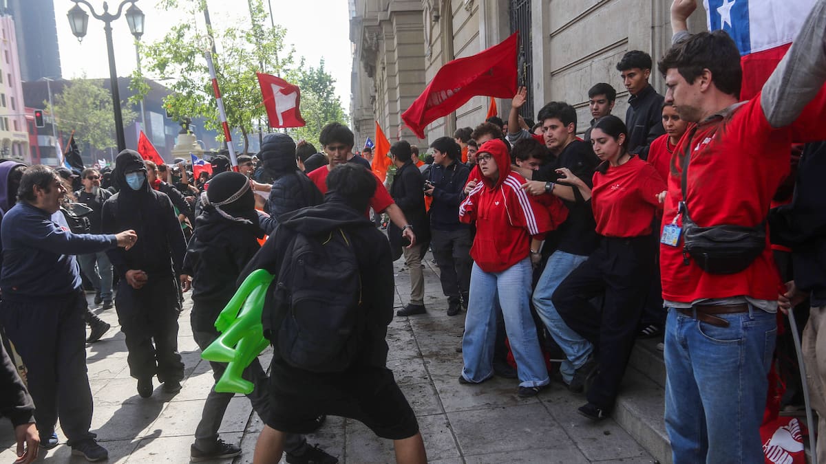 Diputados republicanos presentan denuncia penal por agresiones a estudiantes de la UC durante marcha Confech