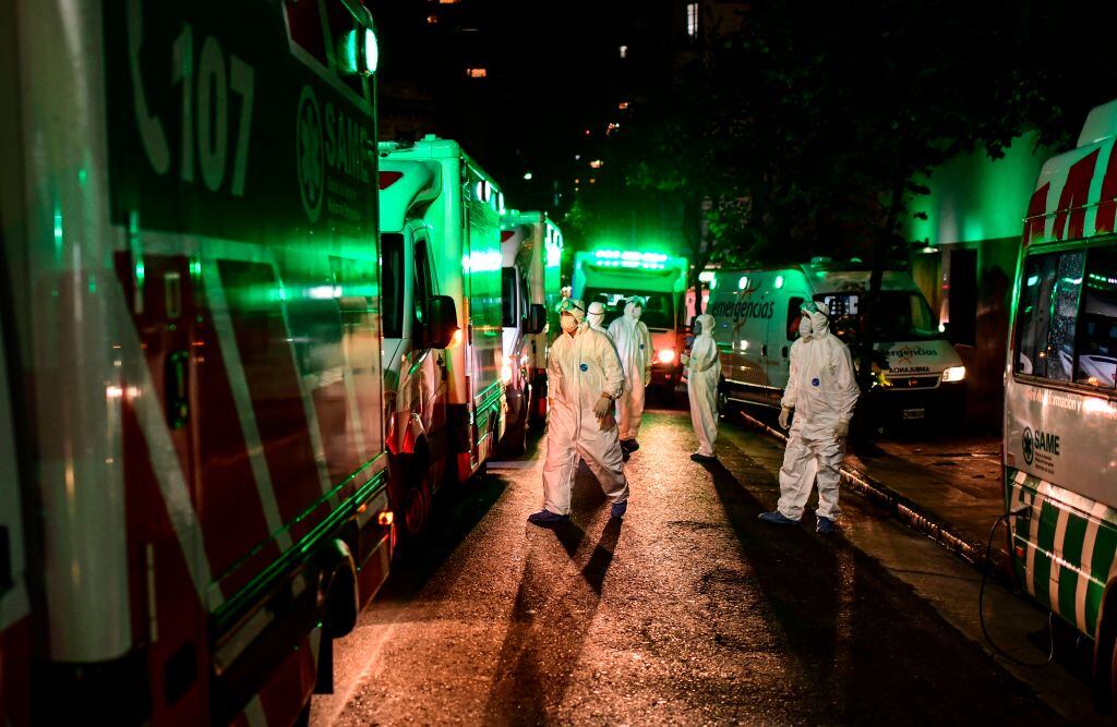 Ambulancias afuera de un hospital en Argentina
