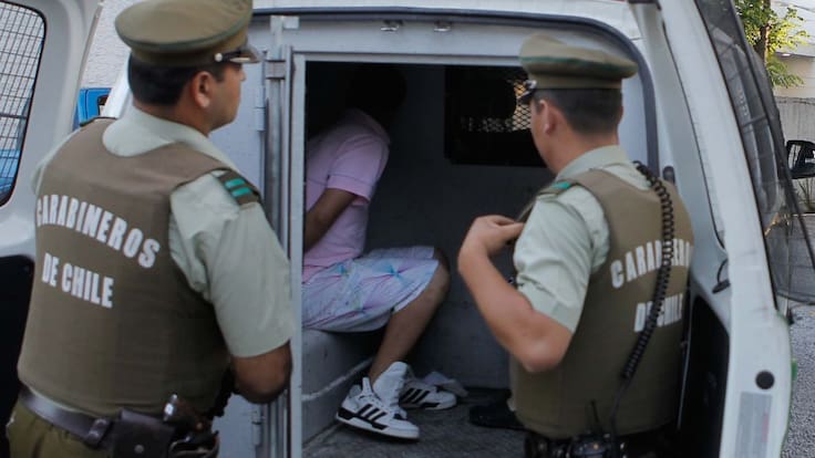 Dos hombres son detenidos tras pelea en mall de Estación Central: uno de ellos portaba un arma y municiones