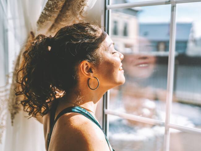 Esta es la vitamina que causa dolor de huesos y fatiga si la tienes baja, según especialistas de salud