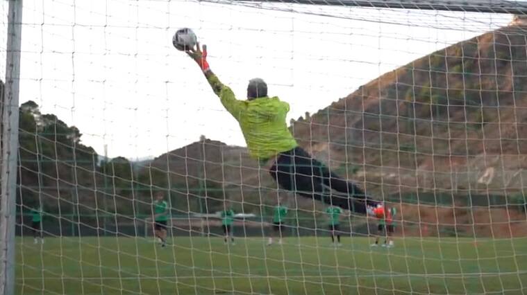 "Con patatas me los he comido": Claudio Bravo se luce con asombrosas atajadas en Real Betis