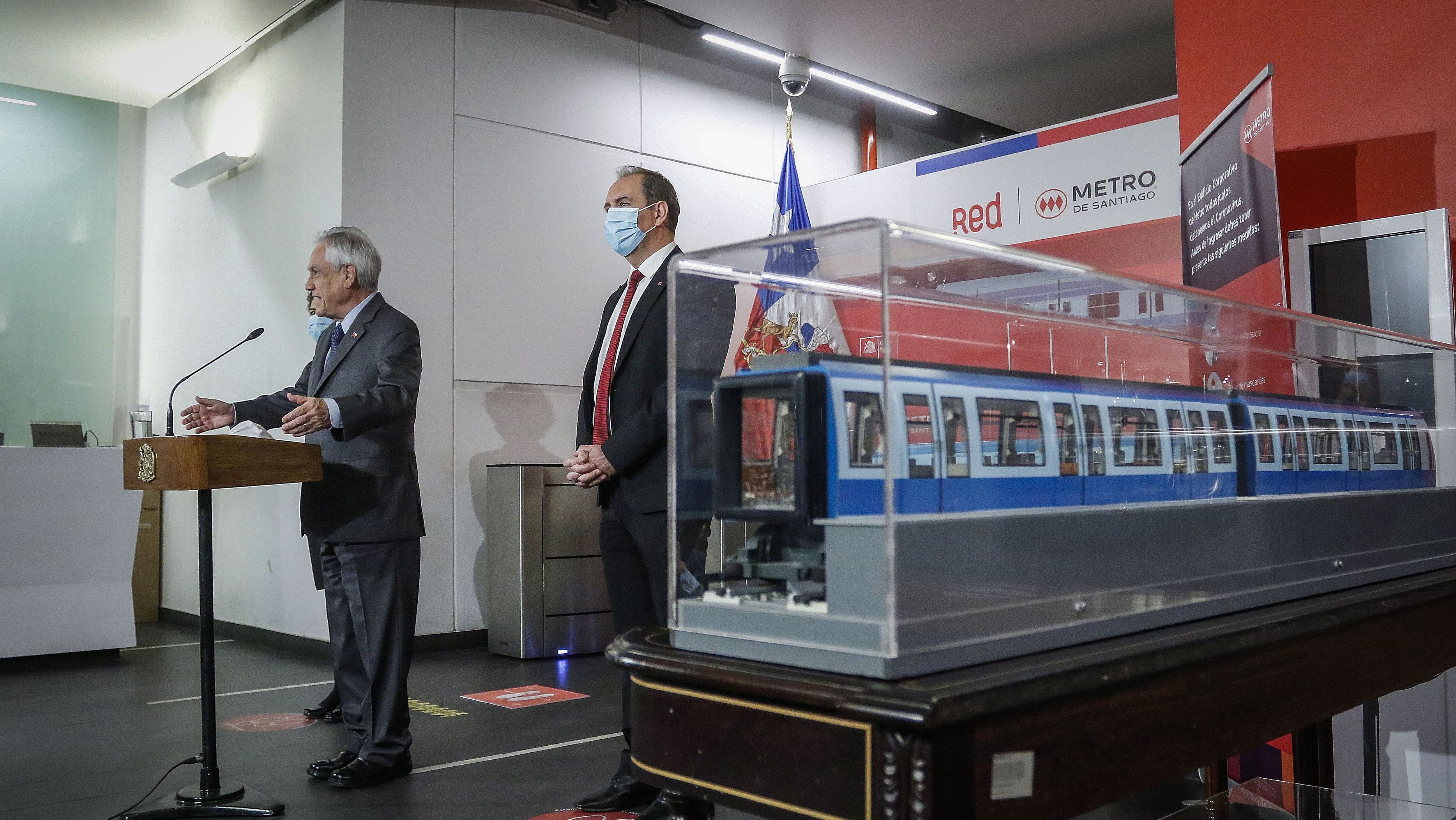 Trabajadores de metro funaron a Piñera