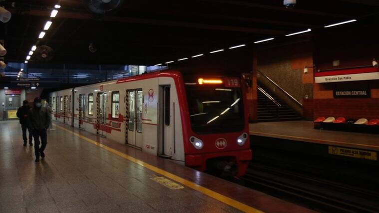 Metro de Santiago: INE registró un aumento de pasajeros en el mes de julio con un total de 30,4 millones
Metro dispone de pasaje gratuitopor motivo de las elecciones de Constituyentes, Municipales y Gobernadores
FOTO: LUIS ENRIQUE SEVILLA FAJARDO/AGENCIAUNO