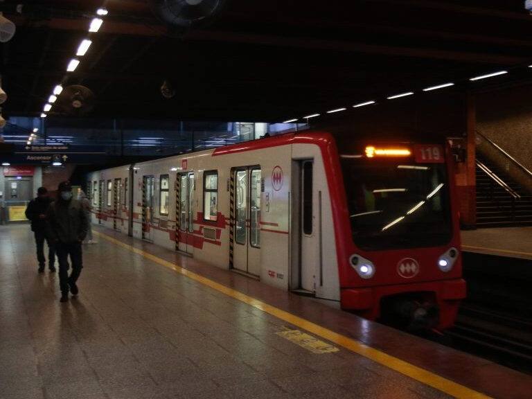 Metro de Santiago: INE registró un aumento de pasajeros en el mes de julio con un total de 30,4 millones
Metro dispone de pasaje gratuitopor motivo de las elecciones de Constituyentes, Municipales y Gobernadores
FOTO: LUIS ENRIQUE SEVILLA FAJARDO/AGENCIAUNO