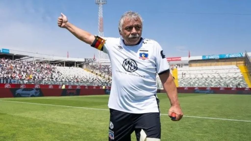 Las tres opciones de imagen para la estatua de Carlos Caszely en el estadio Monumental