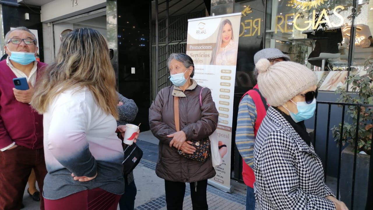 Filas de adultos afuera del Serviu. / ADN.cl