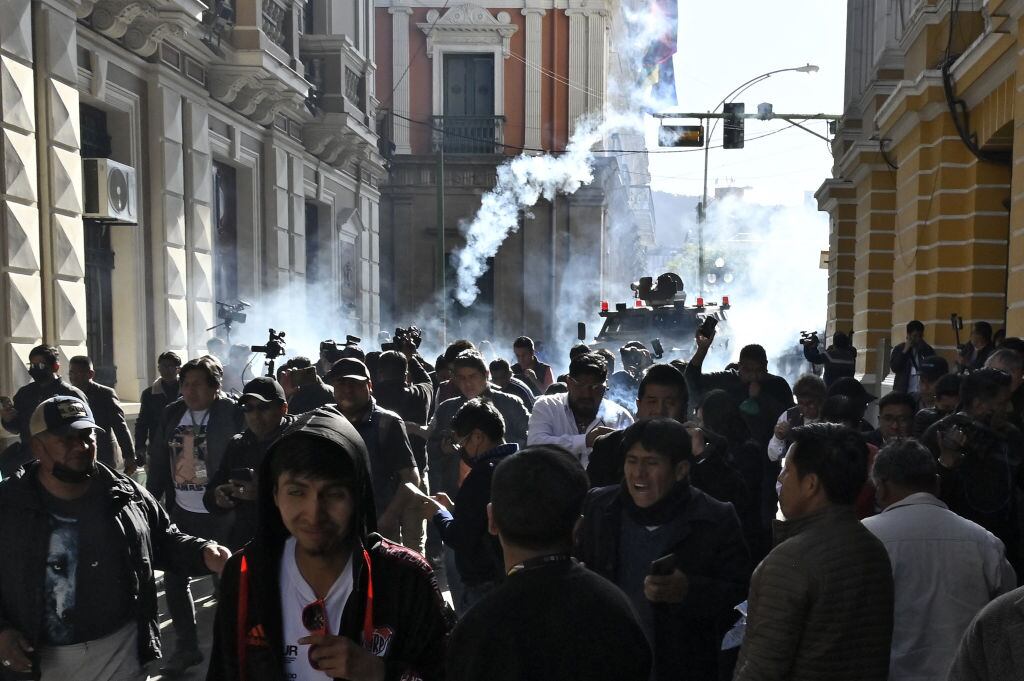 Militares y vehículos se posicionan frente a la sede del gobierno de Bolivia.