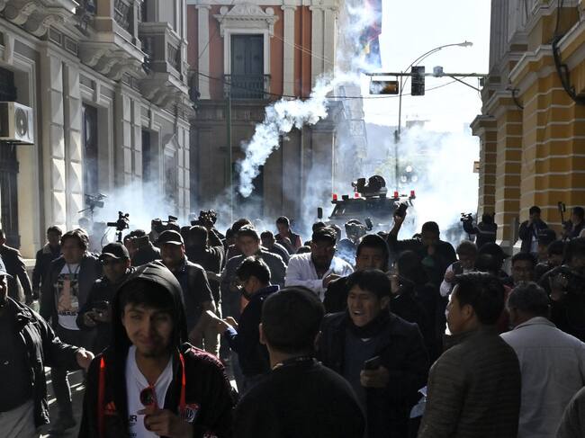 Militares y vehículos se posicionan frente a la sede del gobierno de Bolivia.