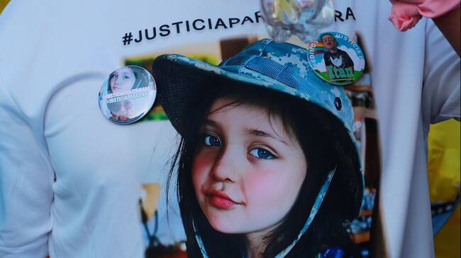 10 de Marzo del 2021/ SANTIAGOEl padre de Tamara, Raúl Moya, durante manifestación convocada en Plaza Baquedano por los padres de Itan y Tamara, dos menores de edad de seis y cinco años, respectivamente, que fueron asesinados en medio de las denominadas “encerronas”, para pedir justicia por la muerte de sus hijos y una nueva “Ley de armas”, en medio de la pandemia de COVID-19.
FOTO: JOSÉ FRANCISCO ZUÑIGA/ AGENCIAUNO