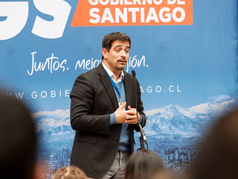 Polémico viaje a Dubai ¿Qué se sabe y cuánto costó la cuestionada visita del alcalde de Cerro Navia?