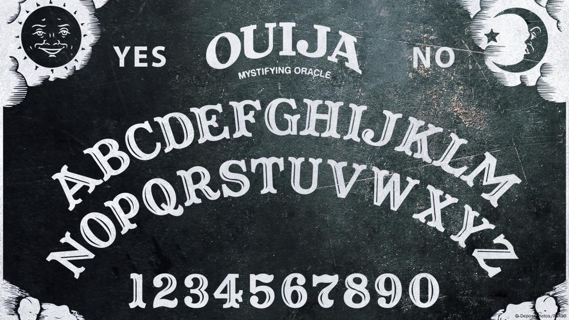 Con raíces en el espiritismo del siglo XIX, la Ouija comenzó como un simple juego y evolucionó en un fenómeno cargado de misterio y polémica