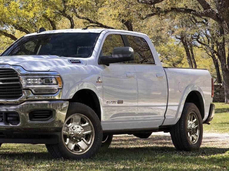 Sernac emite alerta de seguridad por falla en motor de camionetas RAM 2500