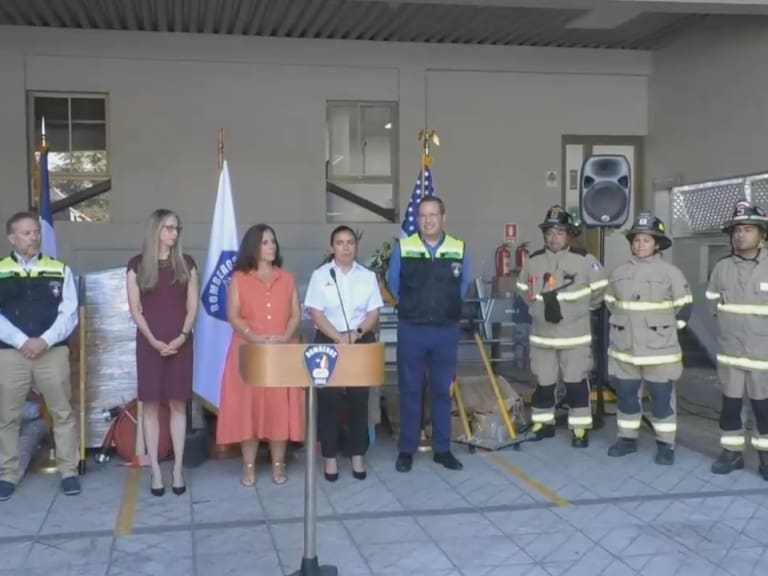 Canciller Urrejola recibe ayuda enviada por Estados Unidos para el combate de incendios forestales