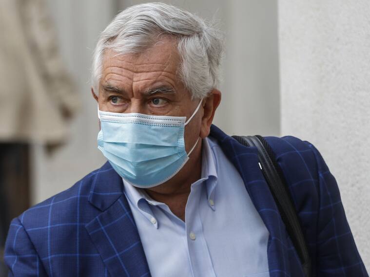El ministro de Salud, Enrique Paris, indicó quetl toque de queda "ha demostrado ser útil"