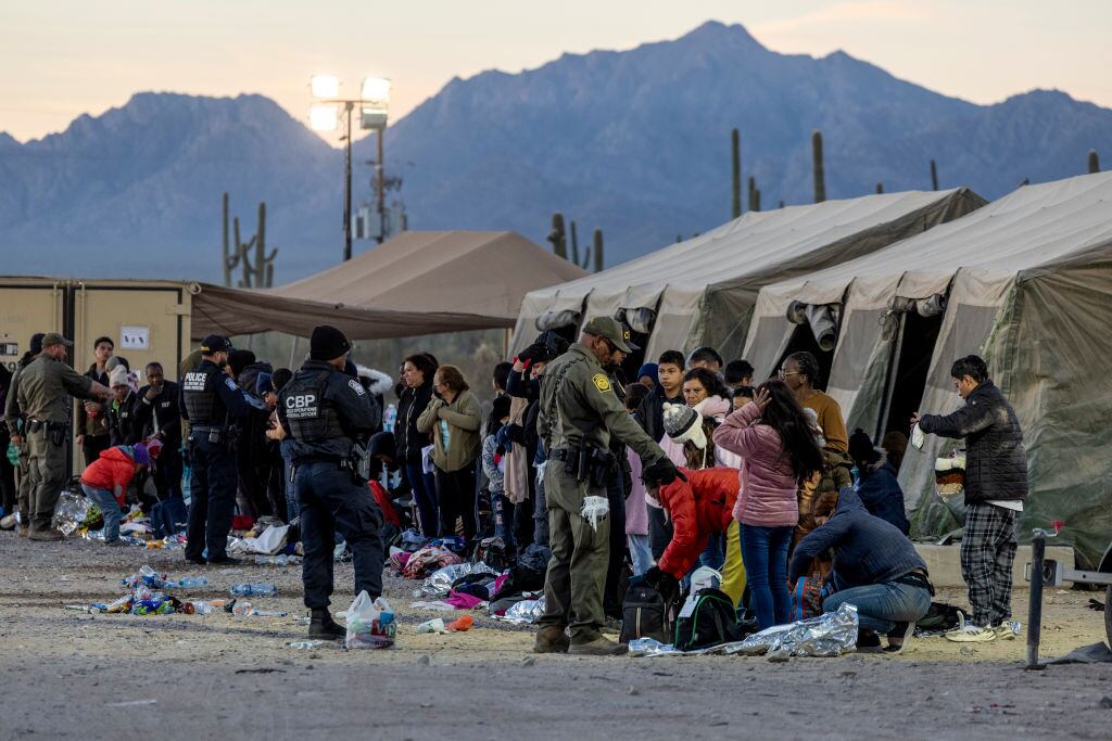 Los agentes fronterizos de Estados Unidos revisan a grupos de migrantes que llegaron al estado de Arizona.