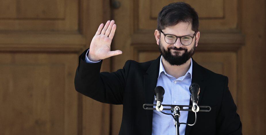Con una polera de Pantera y short: Gabriel Boric fue captado comprando comida en La Terraza | Agencia Uno