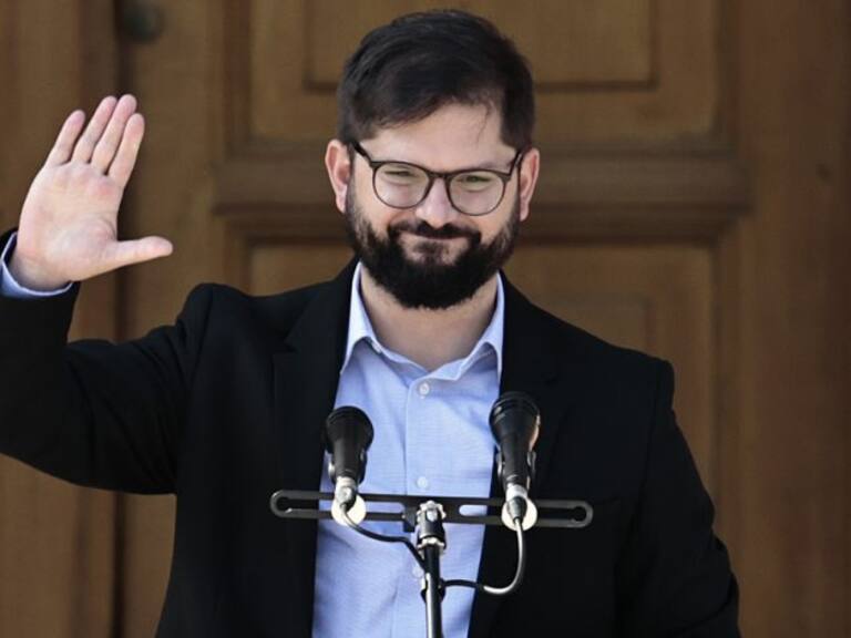 Con una polera de Pantera y short: Gabriel Boric fue captado comprando comida en La Terraza | Agencia Uno