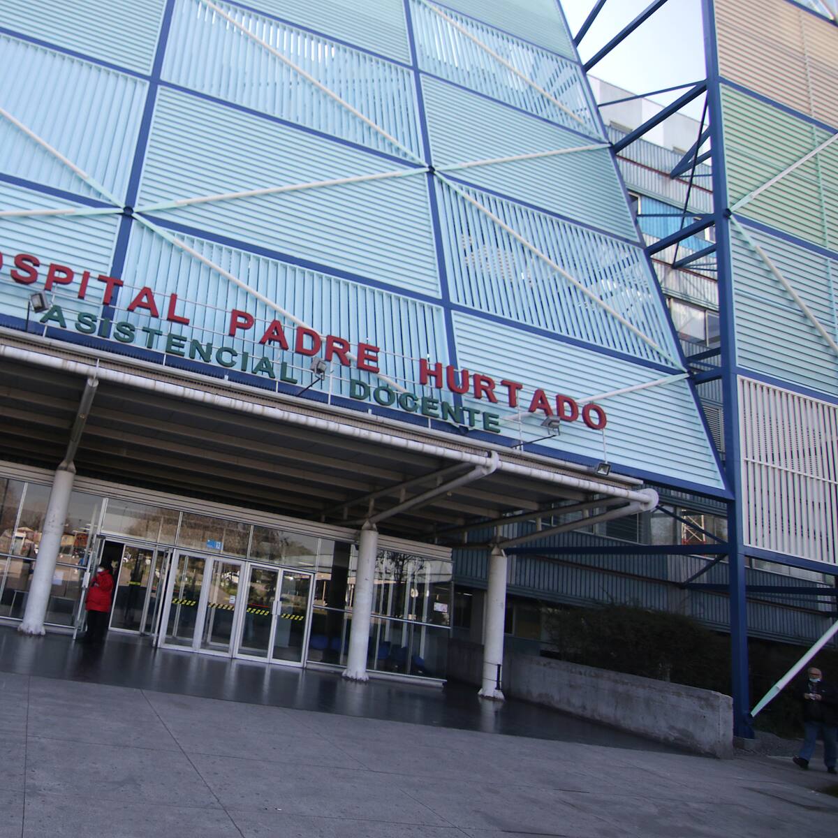 Hombre muere tras ser abandonado baleado en frontis del Hospital Padre Hurtado: buscan a quienes trasladaron el cuerpo