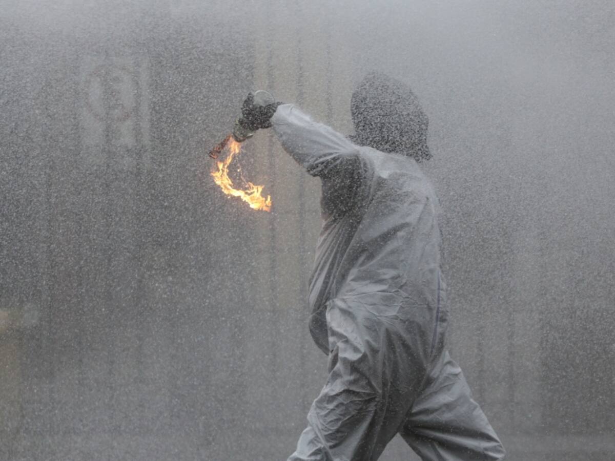 Reportan nuevos incidentes fuera del Instituto Nacional: overoles blancos lanzaron más de 30 bombas molotov